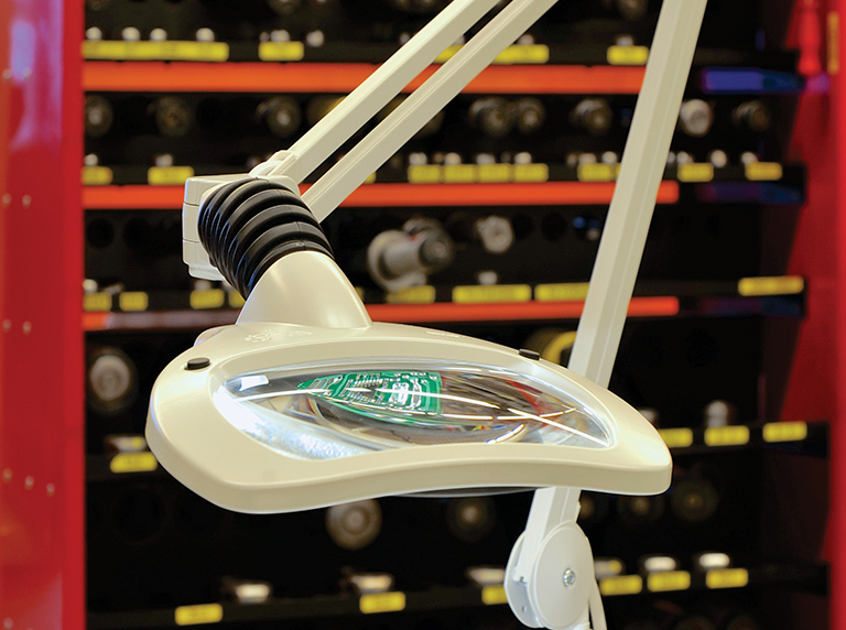 Wave-LED-PCB-inspection-industrial-setting-768x572px 02-Swift-PRO-measuring-microscope-user-AB V19 495